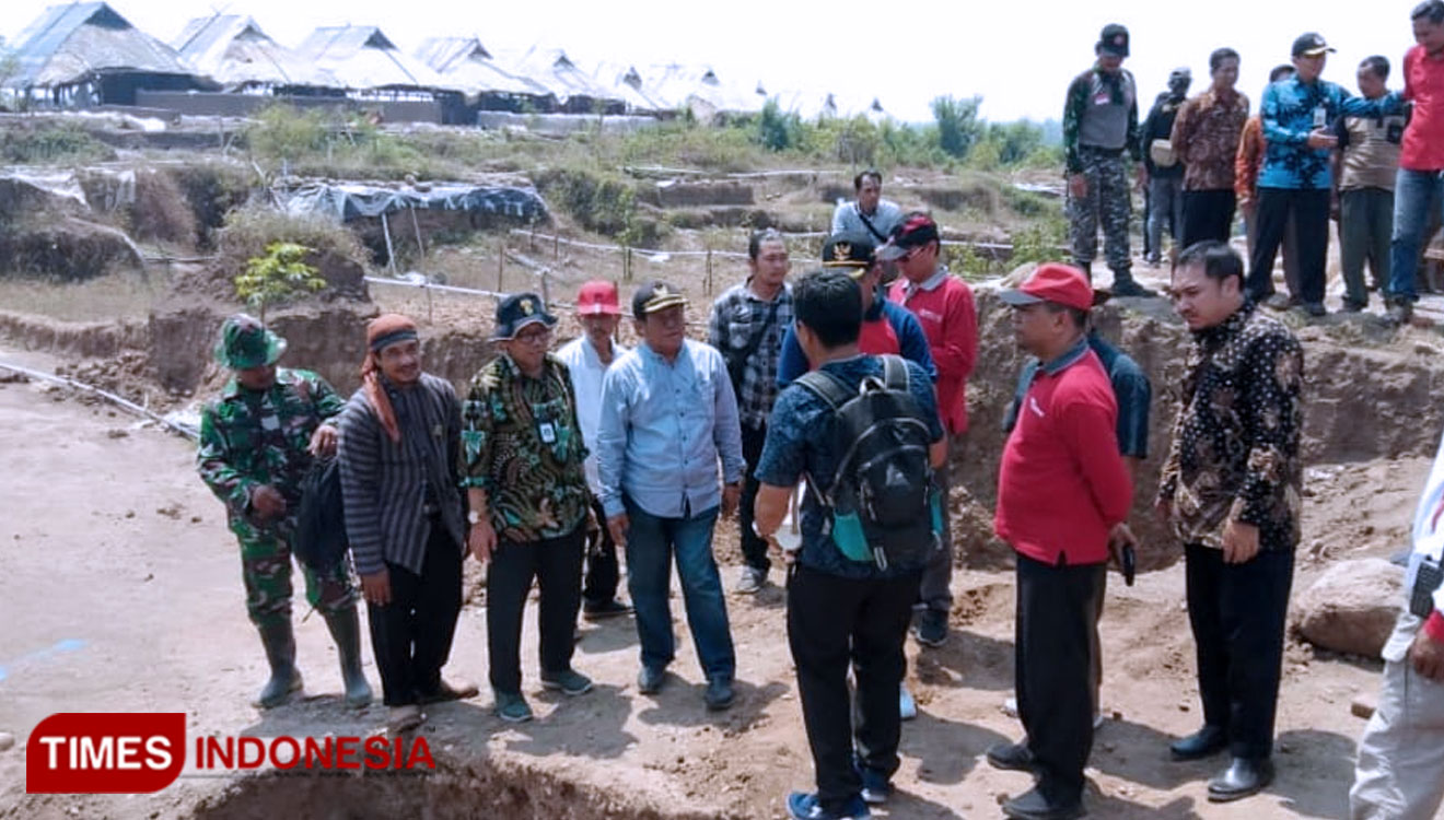 Direktur Pelestarian Cagar Budaya dan Permuseuman Dirjen Kebudayaan Kemendikbud saat mengunjungi Situs Kumitir Mojokerto. (FOTO: Moh Ramli/TIMES Indonesia)