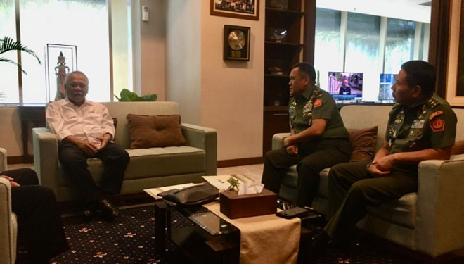 Wakil Ketua Umum II PSSI, Cucu Soemantri bertemu dengan Menteri PUPR RI, Basuki Hadimuljono di kantor Kementerian PUPR RI, Kamis (7/11/2019). (Foto: PSSI)