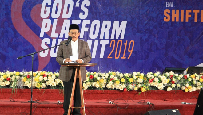 Wamenag, Zainut Tauhid Sa’adi saat membuka acara God's Platform Summit yang diselenggarakan Pemuda Lintas Sinode Gereja, Lintas Jaringan dan Lembaga Kepemudaan Kristen, Jakarta. (FOTO:Kemenag)