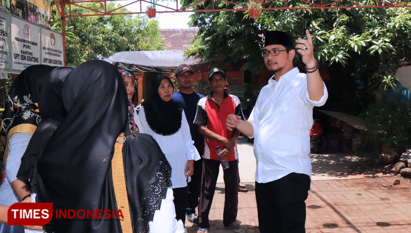 Plt. Wali Kota Pasuruan Raharto Teno Prasetyo saat mengunjungi lokasi SDN Gentong. (FOTO: Istimewa)
