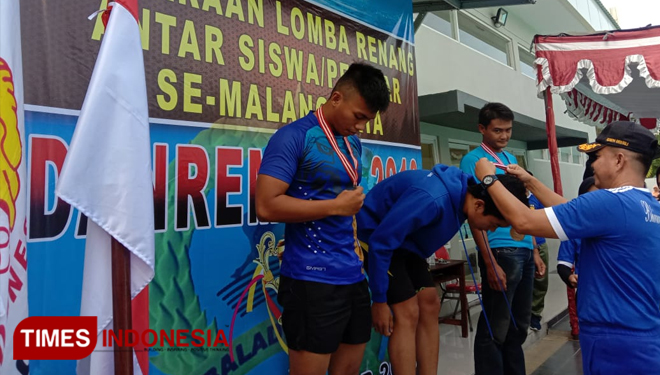 Danrem 083/Baladhika Jaya Kolonel Inf Zainuddin usai mengalungkan medali dan memberikan selamat kepada atlet renang yang juara. (Foto: Naufal Ardiansyah/TIMES Indonesia)