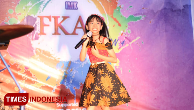 Penampilan salah satu peserta lomba menyanyi dalam FKAB (Festival Kreasi Anak Bangsa) 2019 hari ini (9/11/2019) di Cyber Mall Malang (foto: Widya Amalia/TIMES Indonesia)