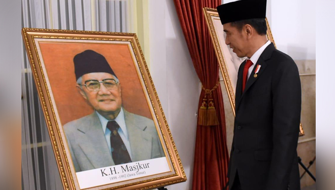 Presiden Jokowi saat melihat foto Pahlawan Nasional asal Malang KH Masjkur. (Foto: Istimewa)
