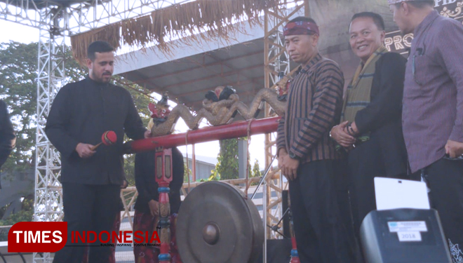 Wali Kota Probolinggo, Habib Hadi Zainal Abidin, membuka event Probolinggo Tempoe Doeloe 2019 (foto: Damarhuda for TIMES Indonesia)