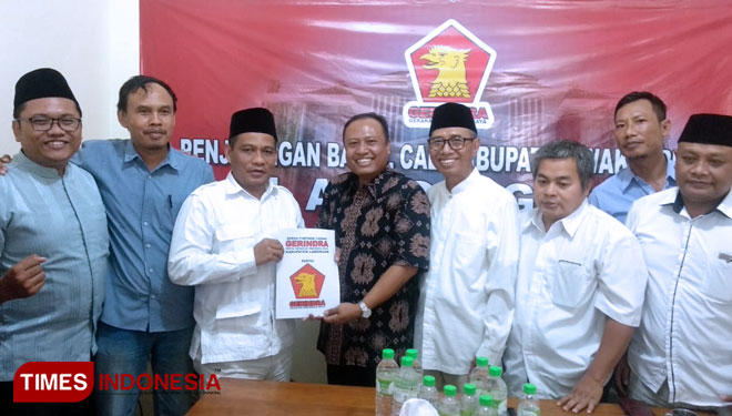 Sholahuddin, (berbaju batik) Bakal Calon Bupati Lamongan saat mengembalikan formulir Bacabup ke DPC Gerindra, Sabtu, (9/11/2019). (Foto: Ardiyanto/TIMES Indonesia)