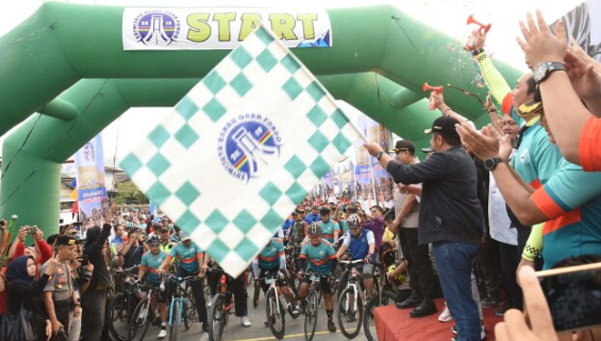 The Governor of South Sumatera Herman Deru wave the checkered flag to start the Sriwijaya Ranau Grand Fondo 2019. (Picture by: Humas For TIMES Indonesia)