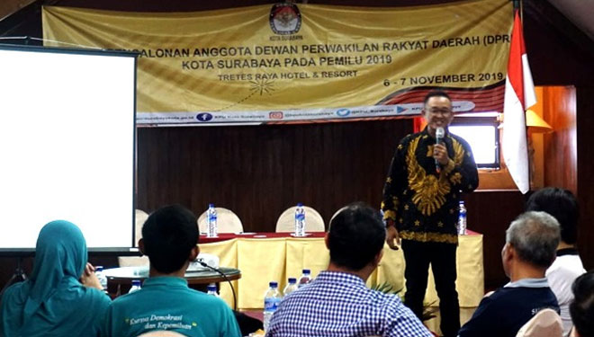 Master Trainer sekaligus Direktur Eagle Fundamental Training, Wahyudi Sukarno memberi pembekalan anggota komisioner dan staf KPU Surabaya, Kamis (7/11/2019).(Foto : Istimewa)