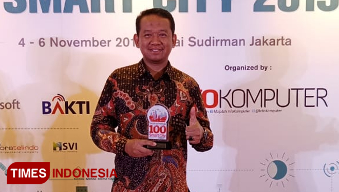 Wakil Bupati Sragen menerima penghargaan dari Kemkominfo di Jakarta.