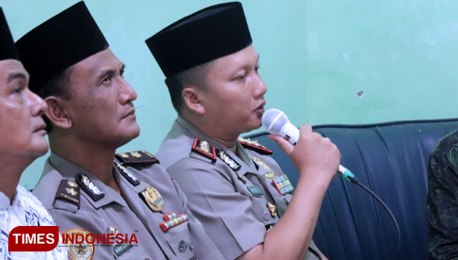 Kapolres Ponorogo AKBP Arief Fitrianto saat bertemu dengan Ketua PCNU Fatchul Aziz. (foto: Marhaban/TIMES Indonesia)