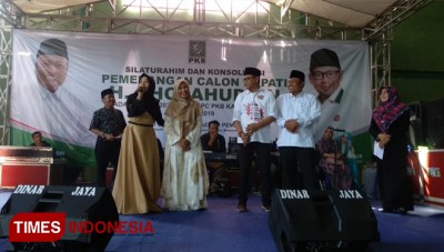 Pilkada Lamongan 2020, Sholahuddin Sepanggung dengan Kades Cantik Angely Emitasari