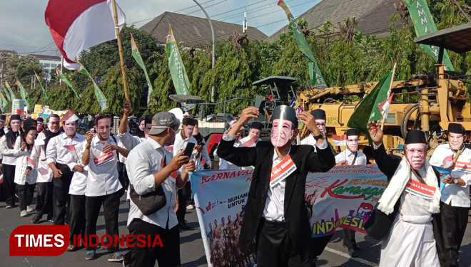 Para peserta mengikuti karnaval budaya dalam rangka Milad ke-107 Muhammadiyah di Yogyakarta, Minggu (10/11/2019) siang. (FOTO: A Riyadi/TIMES Indonesia)