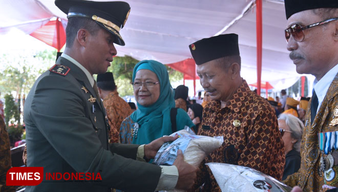 Komandan Kodim 0824 Jember Letkol Inf La Ode Muhammad Nurdin menyerahkan bantuan kepada sejumlah veteran Kabupaten Jember pada peringatan Hari Pahlawan, Minggu (10/11/2019). (Foto: Humas Pemkab Jember for TIMES Indonesia)