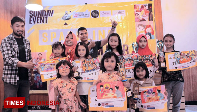 Para pemenang lomba mewarna Sparkling November 2019 di Kedai Radin II, hari ini (10/11/2019) (Foto : Widya Amalia /TIMES Indonesia)