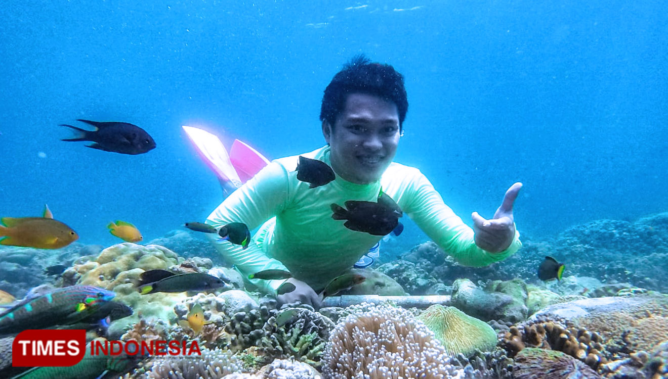 Lailul Marom, berenang bersama ikan nemo di dasar laut Pulau Gili Ketapang. (foto: Lailul Marom for TIMES Indonesia)