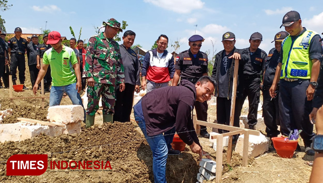 Peletakan batu pertama oleh warga dan sesepuh pendekar PSHT Montong bersama Babinsa di Desa Dagangan, Kecamatan Parengan, Tuban. Minggu, (10/11/2019). (Foto: Ahmad Istihar/TIMES Indonesia)