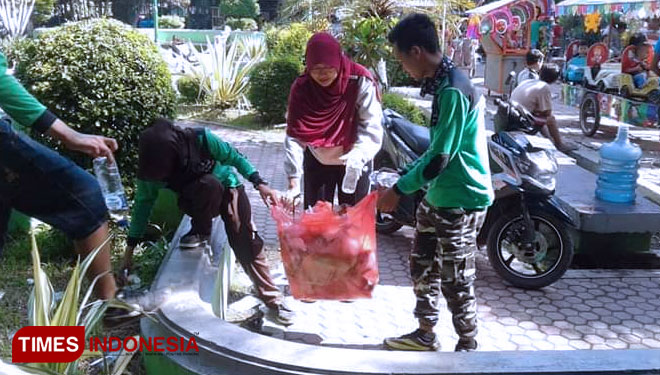 Anggota Pramuka SMK PP Tegalampel Bondowoso saat memungut sampah saat CFD di Alun-alun RBA Ki Ronggo (FOTO: Moh Bahri/TIMES Indonesia)