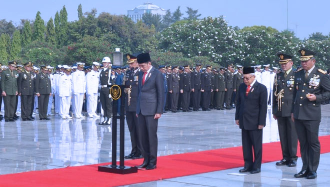 Presiden Jokowi menjadi Inspektur Upacara pada Upacara Ziarah Nasioal Dalam Rangka Peringatan Hari Pahlawan Tahun 2019, di Taman Makam Pahlawan Nasional Utama, Kalibata, Jakarta, Minggu (10/11) pagi. (Foto: OJI/Humas/setkab)
