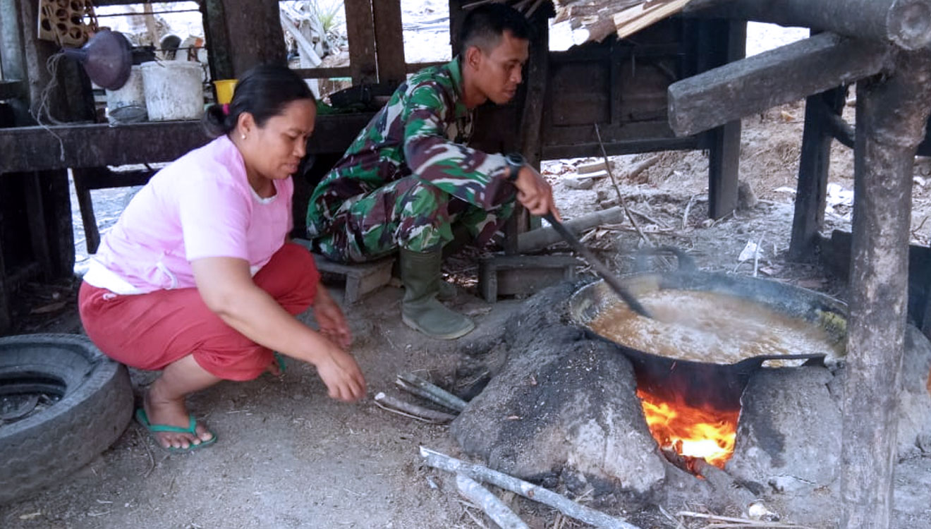Proses Pembuatan Gula Merah di Desa Cilibang pada TMMD 106 Kodim Cilacap. (FOTO: Istimewa)