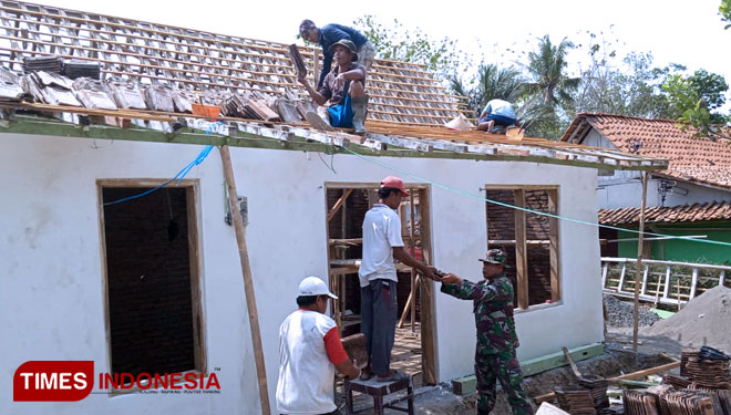 TNI dan warga bergotong royong membedah rumah warga desa penerima program RTLH TMMD 106 Cilacap. (foto-foto: Joko Wiyono/TIMES indonesia)