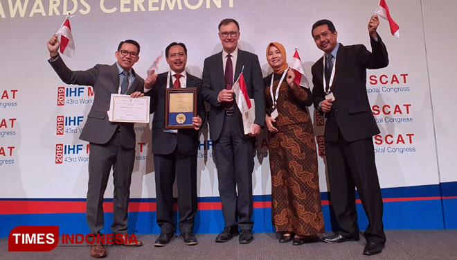 Direktur RSUD dr Iskak Tulungagung dr Supriyanto SpB dengan medali emas rumah sakit terbaik di dunia di ajang IHF Award 2019. (Foto-foto: humas rsud tulungagung for TIMES Indonesia)