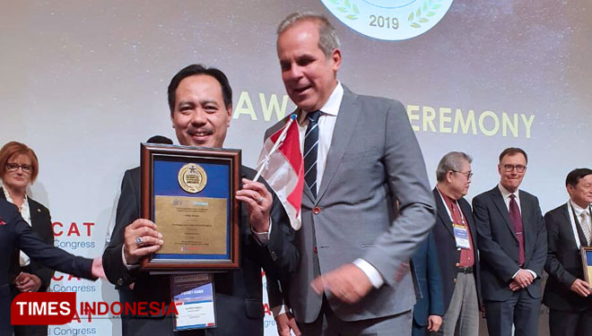 Direktur RSUD dr Iskak Tulungagung dr Supriyanto SpB dengan medali emas rumah sakit terbaik di dunia di ajang IHF Award 2019. (Foto-foto: humas rsud tulungagung for TIMES Indonesia)