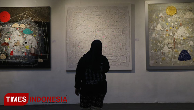  Pengunjung menikmati karya para perupa tanah air dalam sebuah pameran bertajuk Minna Minkum Nusantara di Galeri AJBS, Jalan Ratna, Surabaya. Pameran ini digelar mulai 9-17 November 2019 mendatang, Sabtu (9/11/2019). (Foto: Lely Yuana/TIMES Indonesi