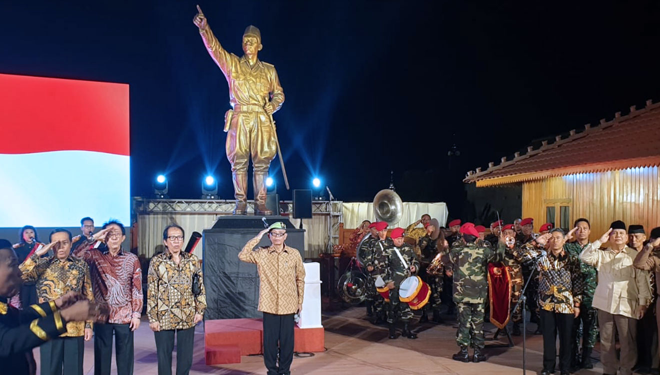 Suasana peresmian patung Jenderal Soedirman di kawasan kediaman AM. Hendropriyono di Turusan, Banyuraden, Kecamatan Gamping, Kabupaten Sleman, Yogyakarta, Minggu (10/11/2019).