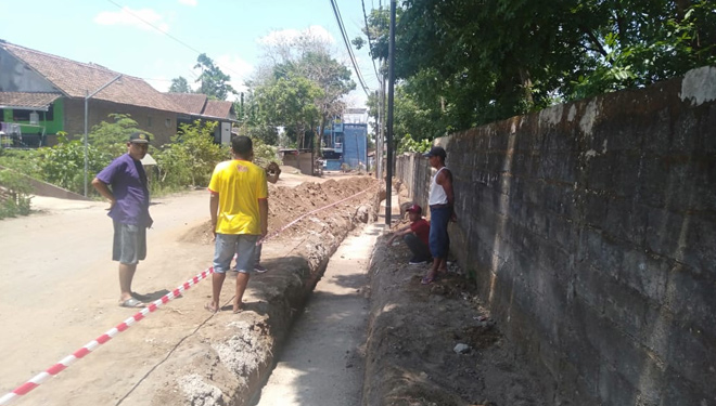 Warga tengah melihat lokasi pembangunan proyek drainase di Jalan Sriwijaya V yang tuai keluhan warga, Minggu (10/11/2019). (Foto: Istimewa)