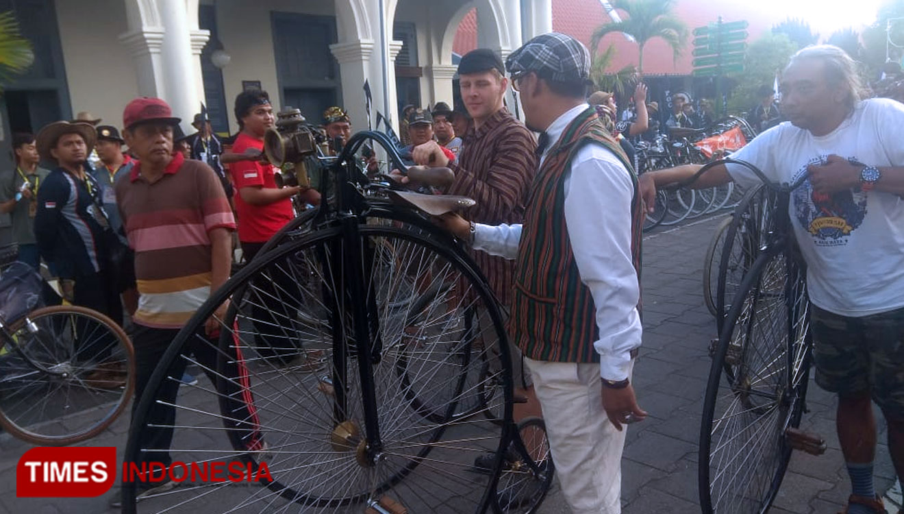 An old bike lovers of Germany joining the Jogja Onthel Republik II Yogyakarta. (Picture by: Dwijo Suyono/TIMES Indonesia)