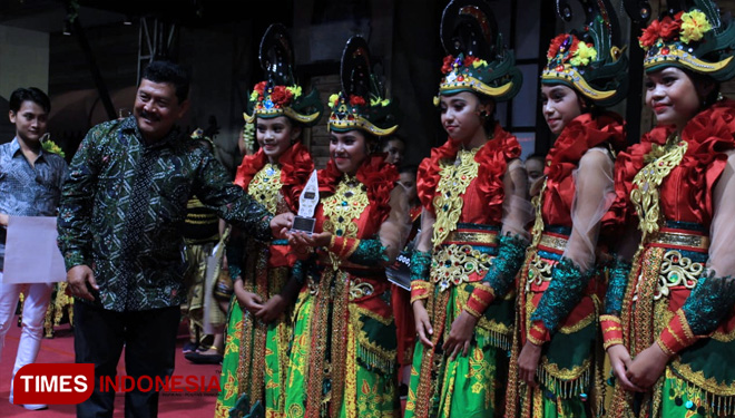 The Main Director of Hawaii Group, Bambang Yudho Utomo, is handing over the prize to the winners of Festival Tari Kreasi Tradisional. (PHOTO: Widodo Irianto/TIMES Indonesia)