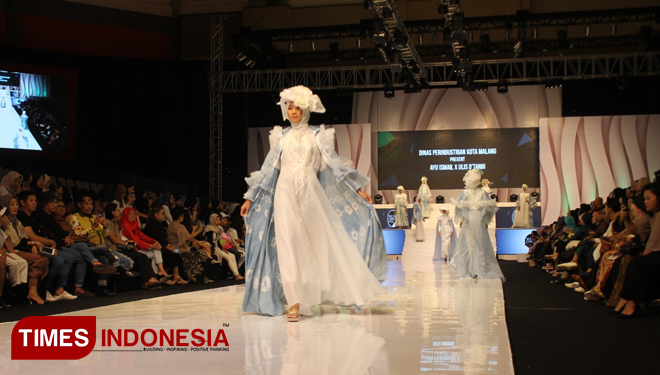 Busana dari kain shibori Ulis D'Tambi yang dipamerkan di Malang Fashion Week. (foto : Widya Amalia/TIMES Indonesia)