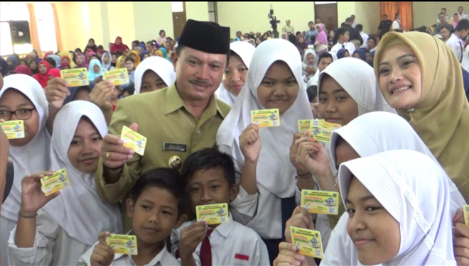 Wali Kota Madiun H. Maidi bagikan kartu e-ASG untuk para pelajar. (Foto: Istimewa)