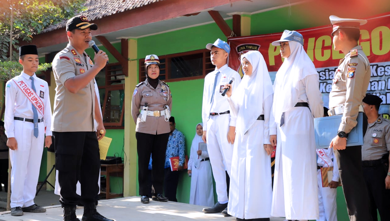 Saat Kapolres Kediri Menjadi Inspektur Upacara Di Sekolah