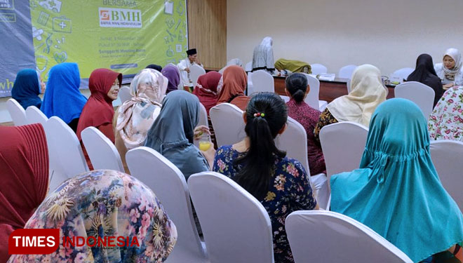  Layanan kesehatan gratis yang digelar oleh BMH di Ruang Songgoriti Whiz Prime Hotel Malang, Jumat (8/11)