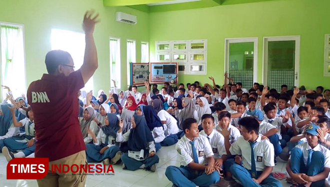 BNN Kabupaten Kediri sosialisasikan UU Narkotika pada siswa SMK Kertanegara wates. (FOTO: AJP TIMES Indonesia)