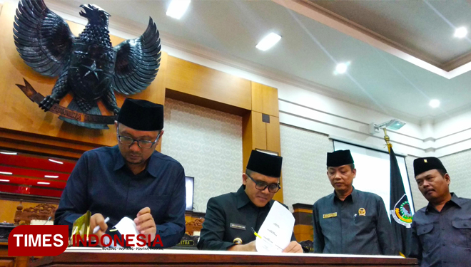 Penandatanganan kesepakatan KUA-PPAS APBD 2020 oleh DPRD Banyuwangi dan Bupati. (Foto: Agung Sedana/TIMES Indonesia)