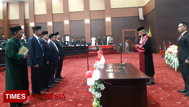 Proses pengambilan sumpah janji yang dipimpin oleh Kepala Pengadilan Tinggi Maluku Utara (Foto: Wahyudi Yahya/TIMES Indonesia)