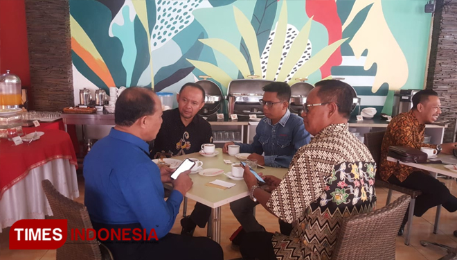 Rahmad Soleh (tiga dari kiri) bersama sejumlah tokoh Kota Probolinggo. (FOTO: istimewa for TIMES Indonesia)