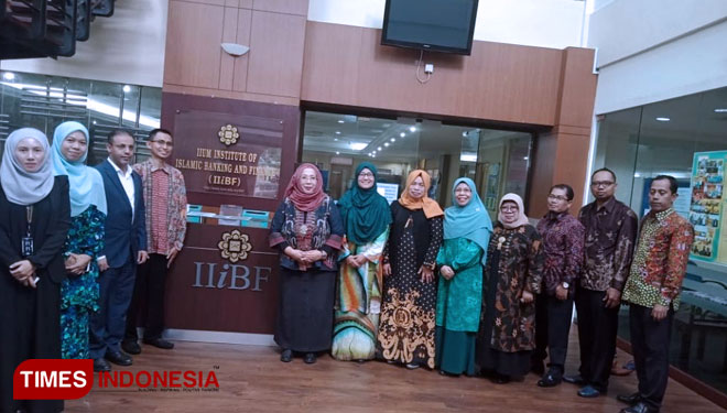Foto bersama jajaran Pimpinan FEB Unisma Malang dengan Pimpinan Institute Islamic Banking and Finance Malaysia