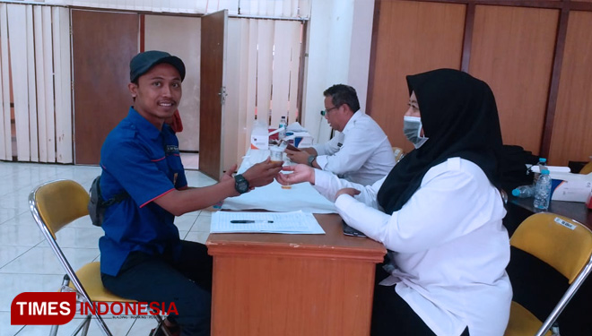 Karyawan PT Haleyora Power Region 3 Jawa Timur saat melakukan test urine yang diselenggarakan BNN Provinsi Jawa Timur. (FOTO: Zaenal/TIMES Indonesia) 