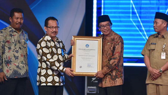 Wakil Bupati Jember KH Abdul Muqit Arief (kanan) menerima penghargaan peringkat terbaik pertama penggunaan bahasa media luar ruang di Stasiun TVRI Jawa Timur, Surabaya. (Foto: Istimewa)