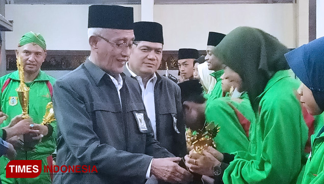 Bupati Bondowoso KH Salwa Arifin saat memberikan reward kepada para perwakilan Bondowoso yang berhasil membawa medali (FOTO: Moh Bahri/TIMES Indonesia)