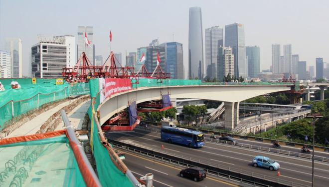 Konstruksi Jembatan Lengkung Bentang Panjang ruas Kuningan pada proyek Kereta Api Ringan (Light Rail Transit/LRT) terintegrasi di wilayah Jakarta, Bogor, Depok dan Bekasi. (FOTO: Biro Komunikasi Publik Kementerian PUPR RI)