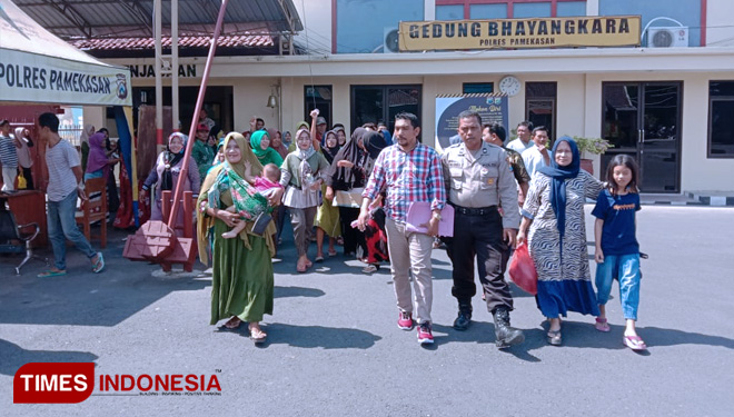 Suasana saat ratusan warga Desa Branta Pesisir, Kecamatan Tlanakan, Kabupaten Pamekasan, Madura mengepung Mapolres Pamekasan. (FOTO: Akhmad Syafi'i/TIMES Indonesia)