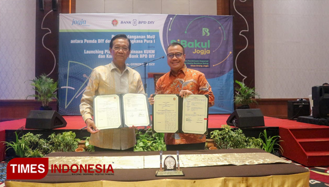 Gubernur DIY Sri Sultan Hamengku Buwono (HB) X dan Dirut Perum Angkasa Pura I, Faik Fahmi ketika menandatangani Nota kerjasama, Senin (11/11/2019). (FOTO: Dwijo Suyono/TIMES Indonesia)