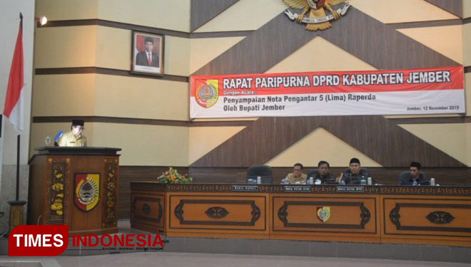 Suasana Rapat Paripuna DPRD Kabupaten Jember, Selasa (12/11/2019) dengan agenda pembacaan nota pengantar lima Raperda oleh Pemkab Jember. (Foto: Dody Bayu Prasetyo/TIMES Indonesia)