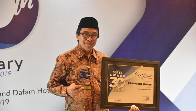 Wakil Bupati Jember KH Abdul Muqit Arief saat menerima penghargaan untuk Pemkab Jember dalam pengembangan pelayanan publik berbasis digital beberapa waktu lalu. (Foto: Istimewa)