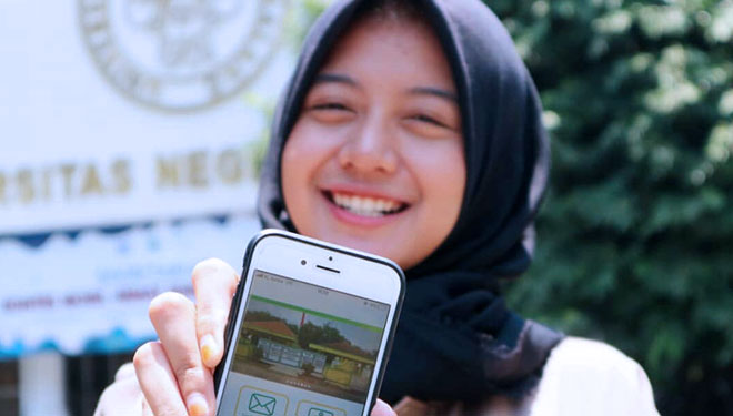 Pemuda Desa Sidomulyo memperlihatkan Aplikasi Smart Desa’ Berbasis Android. (FOTO: Syamsu Dhuha for TIMES Indonesia)