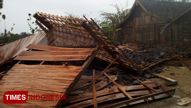 Tim gabungan membantu membersihkan puing-puing rumah warga yang rusak akibat puting beliung di Ngawi. (Foto: Ardian Febri Tri H/TIMES Indonesia)