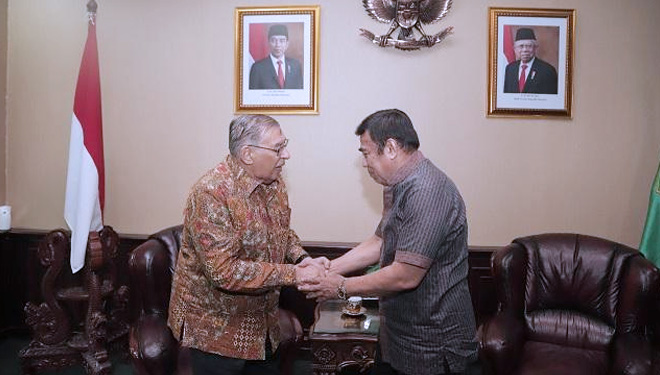 Mantan Menteri Agama Quraish Shihab, mengucapkan selamat kepada Jenderal Fachrul Razi yang ditunjuk Presiden RI Joko Widodo menjadi Menteri Agama (FOTO: Kemenag)